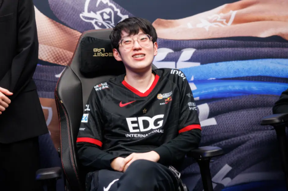 开云-FPX前途光明！，Scout新星爆冷表现突出赛场气氛高涨-开云