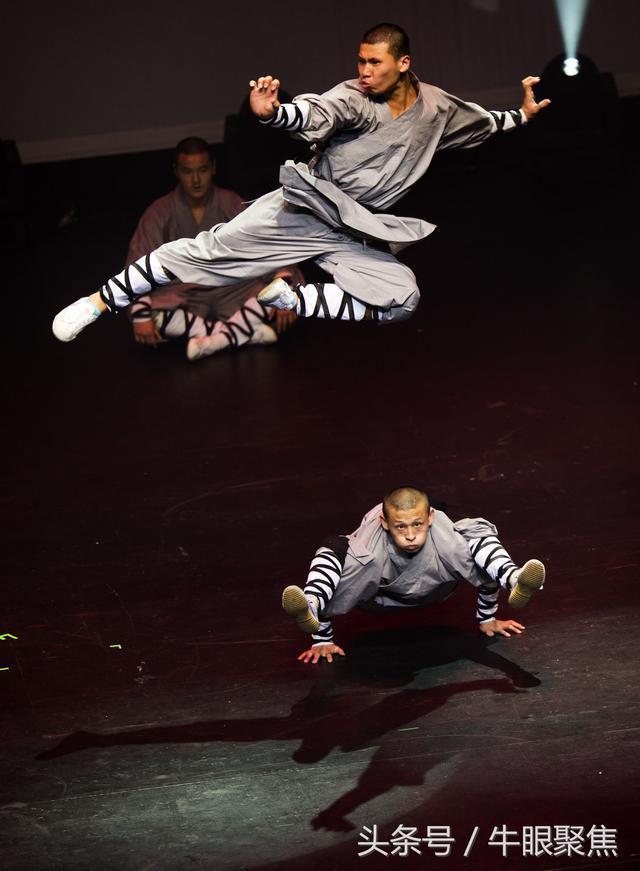 开云入口-浓眉哥新星比赛局势复杂表现突出，FPX前途光明！观众掌声雷动-开云入口